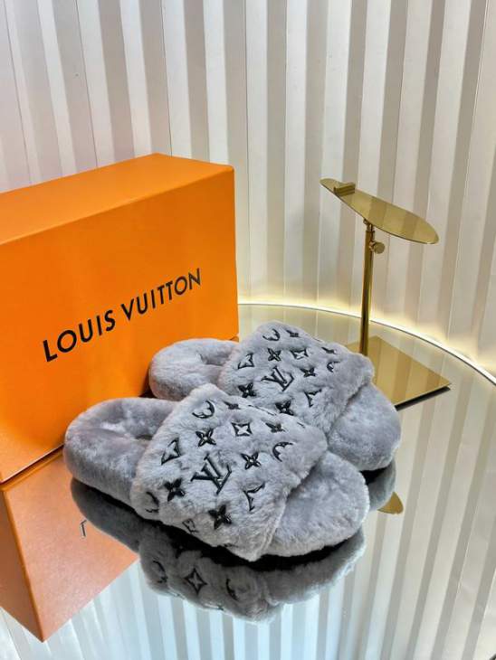 Picture of Louis Vuitton Slippers _SKULVsz35-40mnq1115520